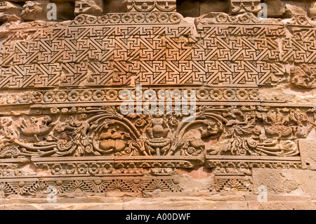 Addobbi floreali su Dhamekh stupa buddisti Ashoka Re era Sarnath Varanasi Uttar Pradesh, India Foto Stock