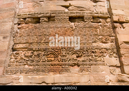 Addobbi floreali su Dhamekh stupa buddisti Ashoka Re era Sarnath Varanasi Uttar Pradesh, India Foto Stock