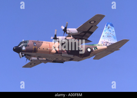 Lockheed C-130B Hercules azionato da pachistano di Air Force arrampicata fuori dopo il decollo da RAF Fairford Foto Stock