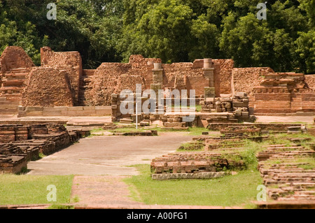 Rovine degli antichi stupa buddisti di Sarnath e monasteri a Varanasi, Uttar Pradesh, India. Sito archeologico storico e punto di riferimento religioso. Foto Stock
