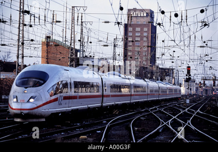 Le ferrovie tedesche Inter-City Express treno arriva a Colonia, nella Renania settentrionale-Vestfalia (Germania). Foto Stock