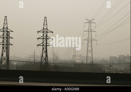 Vista di elettricità tralicci andando all'orizzonte in Cina a Shanghai. Foto Stock