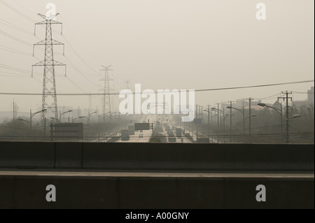 Vista di elettricità tralicci andando all'orizzonte in Cina a Shanghai. Foto Stock