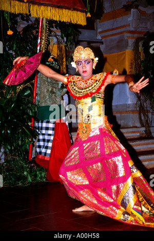 Ballerino femmina in costume tradizionale esegue una danza tradizionale a un tempio cerimonia di apertura vicino a Bali Ubud Foto Stock