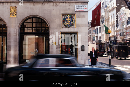 Burlington Gardens incontra Old Bond Street: Limosines e negozi chic nella zona di Mayfair, Londra, Inghilterra Foto Stock
