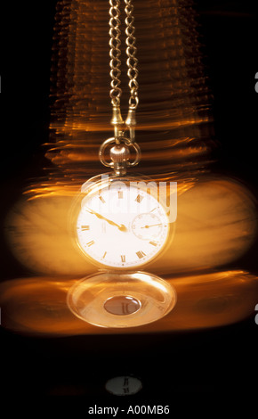 Gold pocket watch oscillare da sinistra a destra Foto Stock