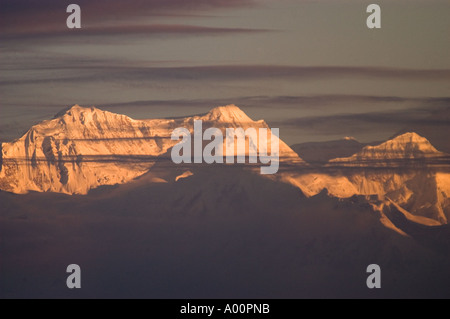 Alba dorata sulle vette del monte Kangchenjunga vista da Chowrasta, Darjeeling, Bengala Occidentale, India. Maestoso paesaggio montano himalayano all'alba. Foto Stock