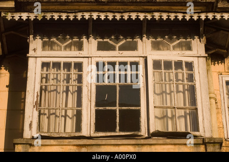 Il periodo inglese facciata di edificio con grandi finestre a Darjeeling West Bengal India Foto Stock