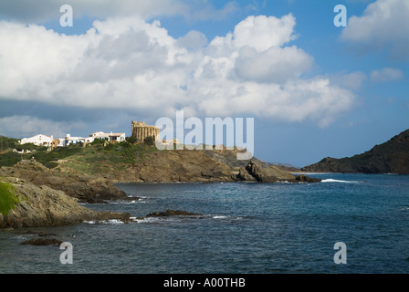 Dh Cala Mesquida SA MESQUIDA MENORCA litorale roccioso promontorio e Torre de Sa Mesquida torre di avvistamento Foto Stock