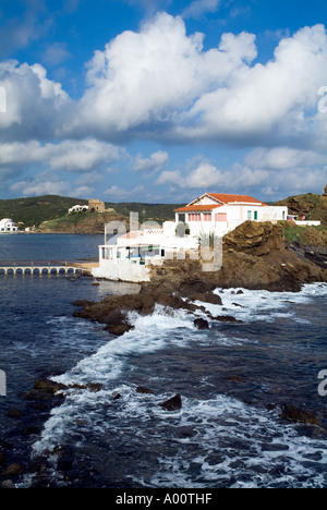 Dh Cala Mesquida SA MESQUIDA MENORCA discolpare la villa bianca sull isola e Torre de Sa Mesquida watchtower mare Foto Stock