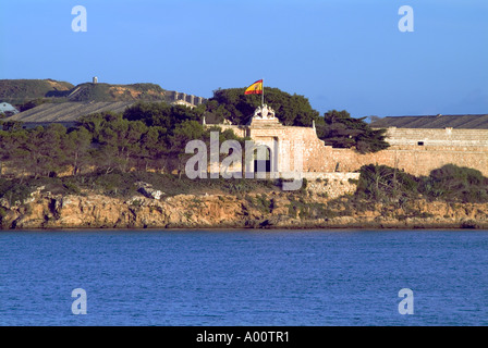 Dh ISLA EL LAZARETO MENORCA Spagnolo base navale di ingresso con bandiera spagnola battenti Foto Stock