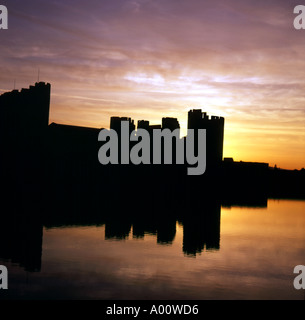 Castello di Caerphilly e torre pendente presso sunrise Galles del Sud Foto Stock