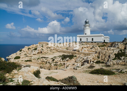 dh Cabo de Cavalleria faro CAPO CAVALLERIA MENORCA costa nord scogliere e bianco faro casa faro Minorca Foto Stock