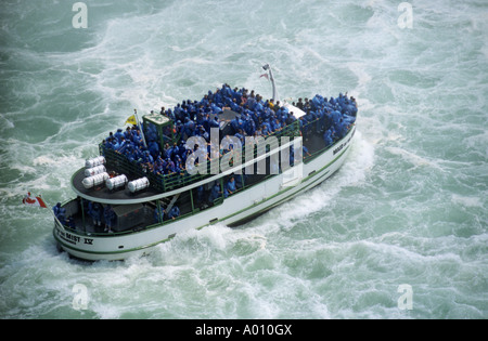 La Domestica della Foschia boat che trasportano i turisti in blu impermeabilizza alle Cascate del Niagara lato canadese Ontario Canada Foto Stock