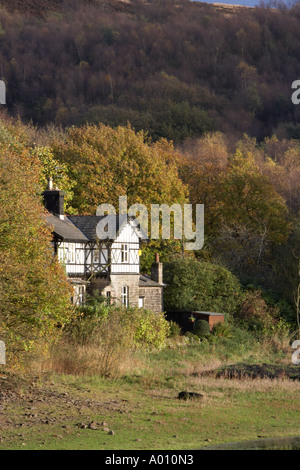 Watermans cottage accanto a un serbatoio vicino a Chorley Lancashire Foto Stock