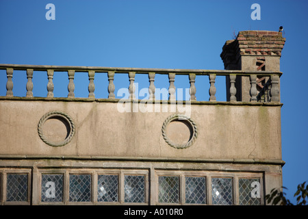 Parapetto intorno al bordo del tetto piatto con una gazza sul camino Astley Hall Chorley Foto Stock