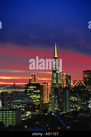Skyline di sunrise con il Bay Bridge oltre San Francisco California USA Foto Stock