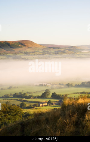 Inizio mattina nebbia aleggia sopra la valle di forte Lancashire Foto Stock