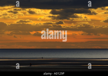 Cielo di sera sulla spiaggia presso il St Anne's Lancashire Foto Stock
