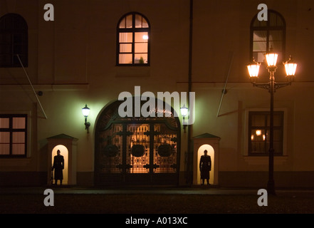 La Banca di Lettonia edificio di notte Foto Stock