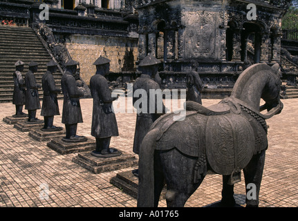 Stone Mandarin onore protezioni sulla tomba di Khai Dinh Hue Vietnam Foto Stock