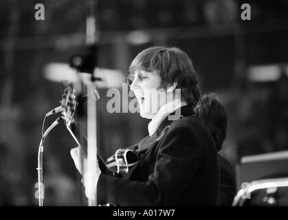 I Beatles, concerto in Essen, la zona della Ruhr, Gruga Hall, 1966, 1960s, sessanta, Inghilterra, Londra, Gran Bretagna, british pop band, musica, musicista, un gruppo di musica pop, cantanti, John Lennon, chitarra, b&W, bianco e nero, la fotografia in bianco e nero Foto Stock