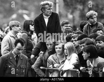 I Beatles, concerto in Essen, la zona della Ruhr, Gruga Hall, 1966, 1960s, sessanta, Inghilterra, Londra, Gran Bretagna, british pop band, musica, musicista, un gruppo di musica pop, cantanti, giovani in attesa di ingresso, giovani, ragazze e ragazzi, adolescenti, adolescente, ventole, po Foto Stock