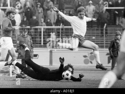 Calcio, Bundesliga, 1971/1972, Rot-Weiss Oberhausen contro Hamburger SV 1:0, Niederrhein Stadium, Kaltz, portiere Kargus, Schumacher, b&W, bianco e nero, la fotografia in bianco e nero Foto Stock