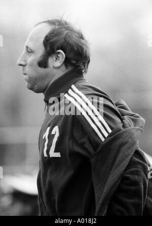 Calcio, Bundesliga, 1971/1972, Rot-Weiss Oberhausen contro Hamburger SV 1:0, Niederrhein Stadium, Uwe Seeler indossa una tuta, b&W, bianco e nero, la fotografia in bianco e nero Foto Stock