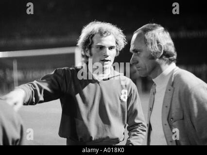 Calcio, Bundesliga, 1972/1973, Wuppertaler SV contro Bayern Monaco di Baviera 1:1, Stadio am Zoo, head coach Udo Lattek (Bayern) destra e il giocatore Uli Hoeness (Bayern), b&W, bianco e nero, la fotografia in bianco e nero Foto Stock