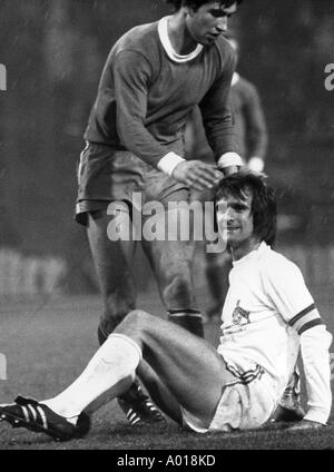 Calcio, Bundesliga, 1973/1974, FC Schalke 04 contro 1. FC Colonia 2:2, Stadio Glueckauf Kampfbahn, Wolfgang Overath, fallo, Klaus Beverungen, b&W, bianco e nero, la fotografia in bianco e nero Foto Stock