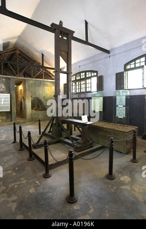 Ghigliottina Francese di infamous e il vietnamita Hoa Lo carcere anche chiamato Hanoi Hilton Vietnam Foto Stock