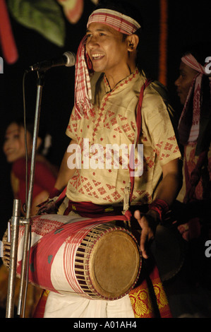 Uomo che suona la batteria durante la danza tradizionale Assam Bihu al Namchi Festival, Sikkim, India. Spettacolo culturale con musica e abbigliamento tradizionali. Foto Stock