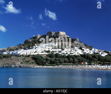 Stadtansicht mit Akropolis-Felsen und Akropolis, Burg, weisse Stadt, Lindos, Rodi, Dodekanes Foto Stock