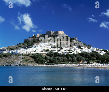 Stadtansicht mit Akropolis-Felsen und Akropolis, Burg, weisse Stadt, Lindos, Rodi, Dodekanes Foto Stock