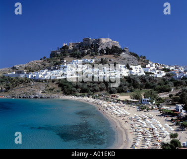 Stadtansicht mit Akropolis-Felsen und Akropolis, Burg, weisse Stadt, Pallas-Bucht, Badestrand, Lindos, Rodi, Dodekanes Foto Stock