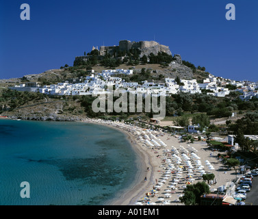 Stadtansicht mit Akropolis-Felsen und Akropolis, Burg, weisse Stadt, Pallas-Bucht, Badestrand, Lindos, Rodi, Dodekanes Foto Stock