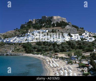 Stadtansicht mit Akropolis-Felsen und Akropolis, Burg, weisse Stadt, Pallas-Bucht, Badestrand, Lindos, Rodi, Dodekanes Foto Stock