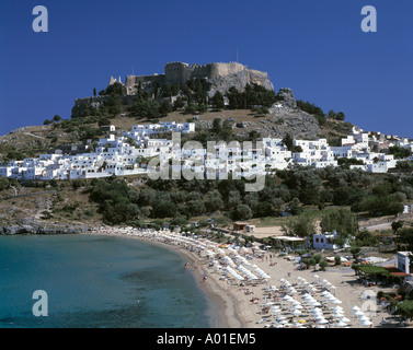 Stadtansicht mit Akropolis-Felsen und Akropolis, Burg, weisse Stadt, Pallas-Bucht, Badestrand, Lindos, Rodi, Dodekanes Foto Stock