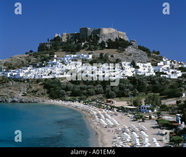 Stadtansicht mit Akropolis-Felsen und Akropolis, Burg, weisse Stadt, Pallas-Bucht, Badestrand, Lindos, Rodi, Dodekanes Foto Stock