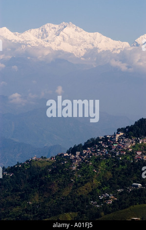 Vista panoramica delle cime innevate di Kangchenjunga che si affacciano sulla cittadina collinare di Darjeeling, Bengala Occidentale, India. Splendido paesaggio himalayano Foto Stock