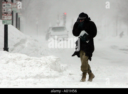 Un pedone braves una tempesta di neve di Boston Foto Stock