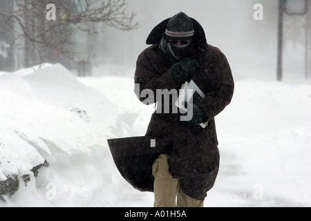 Un pedone braves una tempesta di neve di Boston Foto Stock