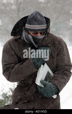 Un pedone braves una tempesta di neve di Boston Foto Stock