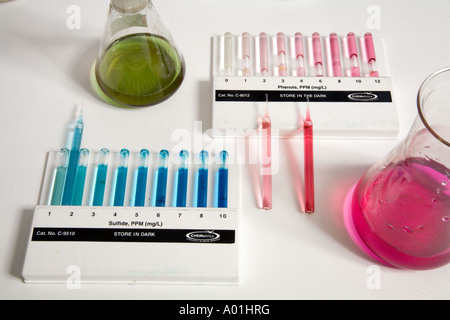 Il solfuro e fenolo test in laboratorio Foto Stock