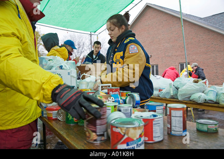 Volunteer Pack cibo donato per Banchi Alimentari Foto Stock