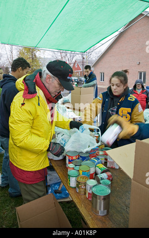 Volunteer Pack cibo donato per Banchi Alimentari Foto Stock