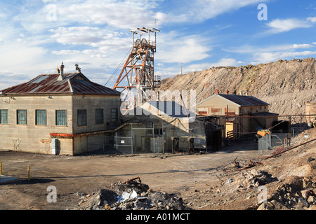 Il mio albero e gli edifici al di sopra della linea di lode, Broken Hill, barriera gamma, Nuovo Galles del Sud, Australia Foto Stock