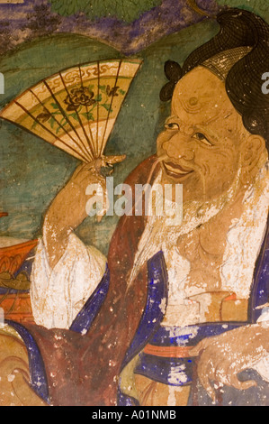 Dipinto murale di un vecchio cinese con barba e ventilatore al monastero di Sankar, Leh, Ladakh, Jammu e Kashmir, India. Foto Stock