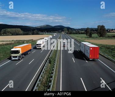 Germania, Bassa Sassonia, Wesergebirge, riserva naturale Weserbergland-Schaumburg-Hameln, autostrada A2, autostrada, carrello, autocarro, automobile Foto Stock